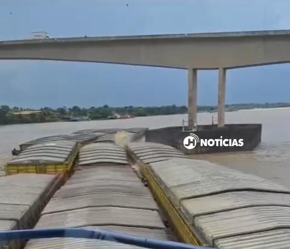 VÍDEO – Balsa graneleira atinge pilar da ponte sobre o Rio Madeira em Porto Velho