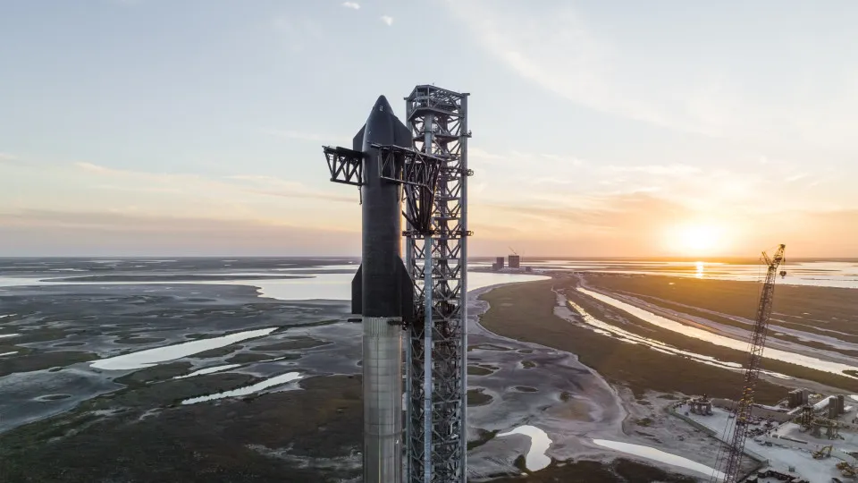 Starship parte em seu oitavo voo de teste, e SpaceX recupera primeiro estágio